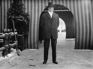 Hearst Prints: William Randolph Hearst photographed outside Washington D.C.'s Willard Hotel in 1911