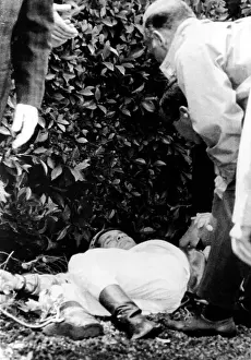 Shoemaker Prints: Willie Shoemaker after being thrown from his mount- Inglewood