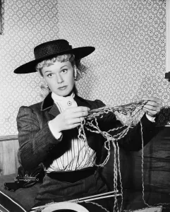 Movpor6 Prints: THE WINNING TEAM, Doris Day knitting a sweater for co-star Ronald Reagan on set, 1952