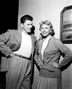 Images Dated 17th November 2015: THE WINNING TEAM, from left, Ronald Reagan, Doris Day, on-set, 1952