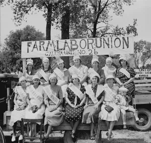 Images Dated 27th January 2009: Wives of farmer laborites at a 1936 Columbus