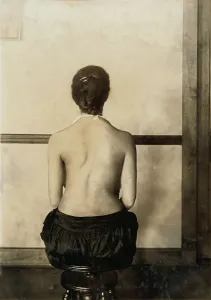 Posture Prints: A woman in the correct sitting position