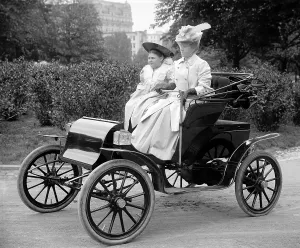Images Dated 29th June 2010: Woman driving automobile ca. 1910s