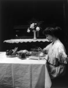 Images Dated 20th April 2010: Woman using G.E. heating and cooking devices, c. 1908