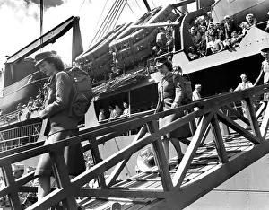 Hawaii Prints: Women Marines arriving at the Hawaiian Islands with their field packs