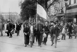 Nationalism Prints: World War 1. French reservist soldiers marching in front of the Brasserie Bougeneaux (9 Rue de Strasbourg)