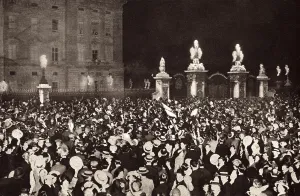 January Prints: World War 1. London crowds cheering the Royal Family on the Buckingham Palace balcony on the day Britain declared war