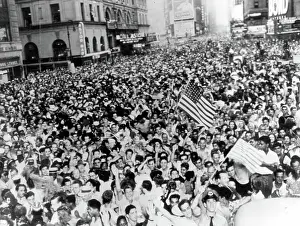 Celebration Prints: WORLD WAR II, crowd in Times Square after Japanese surrender
