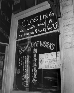 Images Dated 6th March 2008: World War II, Shop window of Asahi Dye Works with sign reading: Closing