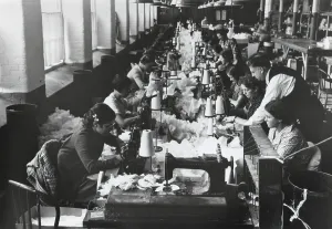 Images Dated 10th June 2013: WPA workers at Singer power sewing machines
