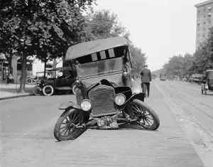 Images Dated 13th December 2007: Wrecked car on Washington, D.C. street in 1922