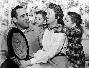 Images Dated 26th February 2007: Yogi Berra, son Larry, wife Carmen and son Tim