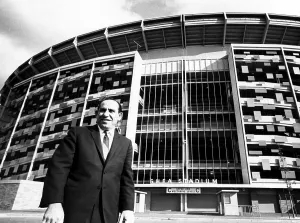 Images Dated 23rd February 2007: Yogi Berra stands outside Shea Stadium before signing a contract with the New York Mets